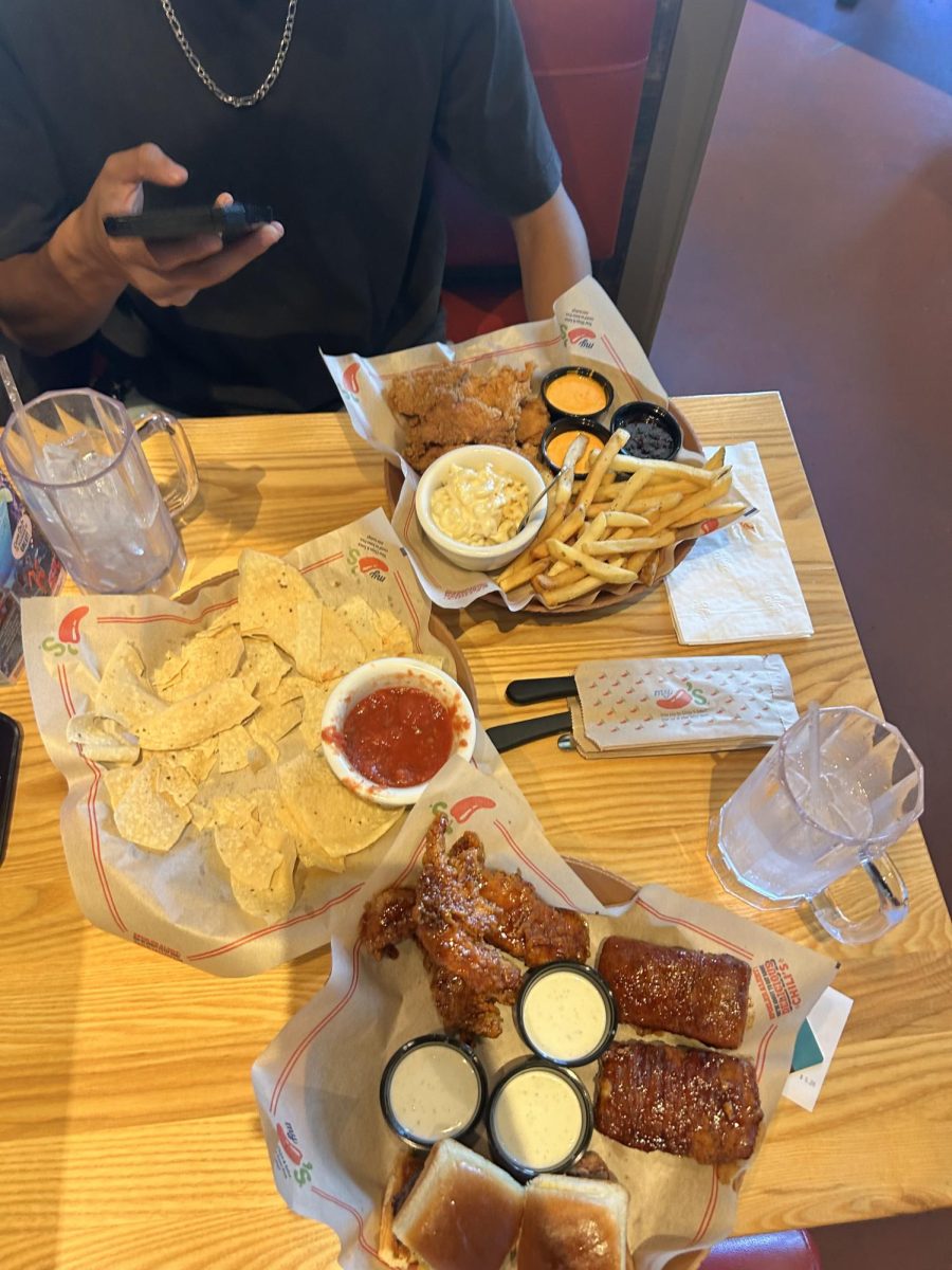 Triple threat | Clockwise from top left
are Chilis’ Honey Chipotle Chicken,
Honey Chipotle Mozz and Big Mouth
Bites.