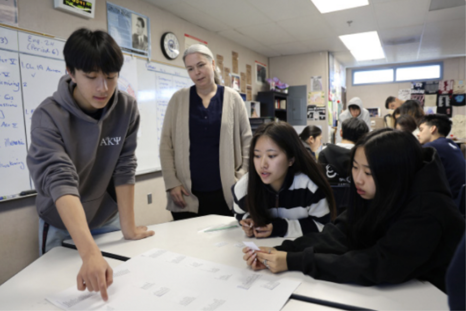 Collaborative literature | Seniors Gavin Chang, Sophy Ouyang and Cara Chung review acts three to five of Macbeth and arranged the events in order based on quotes given to them in their International Baccalaureate English HL2 class. “I noticed good conversations and
disagreements about where certain things would have happened. It was good to see them piece it together and use critical thinking skills,” English teacher Kate Borihane said.